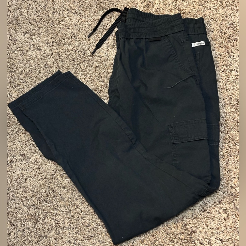 VGUC wrangler all terrain gear cargo  joggers in black.